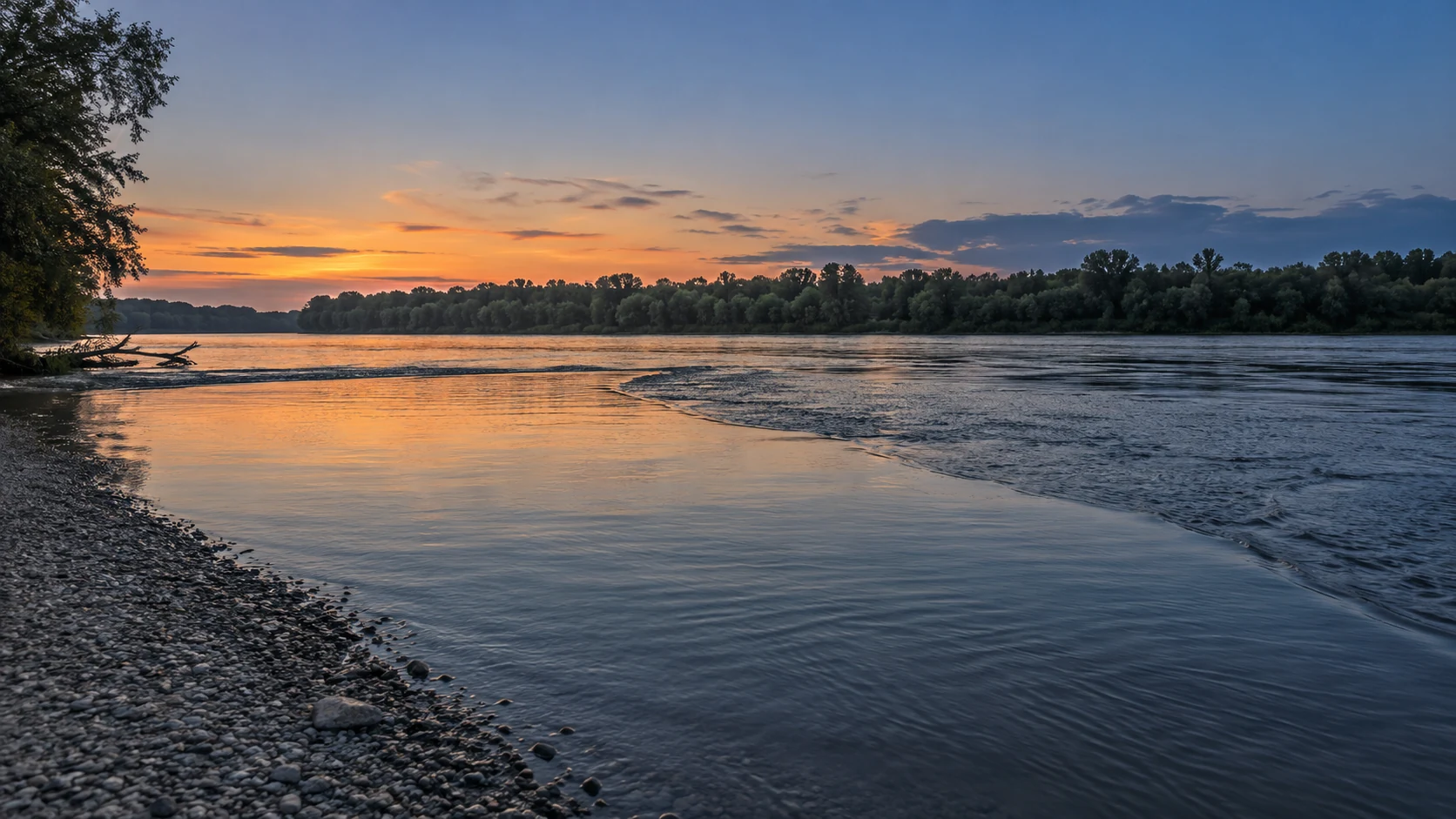 Breiter Fluss mit ruhiger Uferbucht und sichtbarem Übergang zur Hauptströmung in der Abenddämmerung